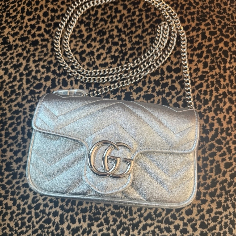 Silver genuine leather clutch
Chic silver chain strap
Top quality